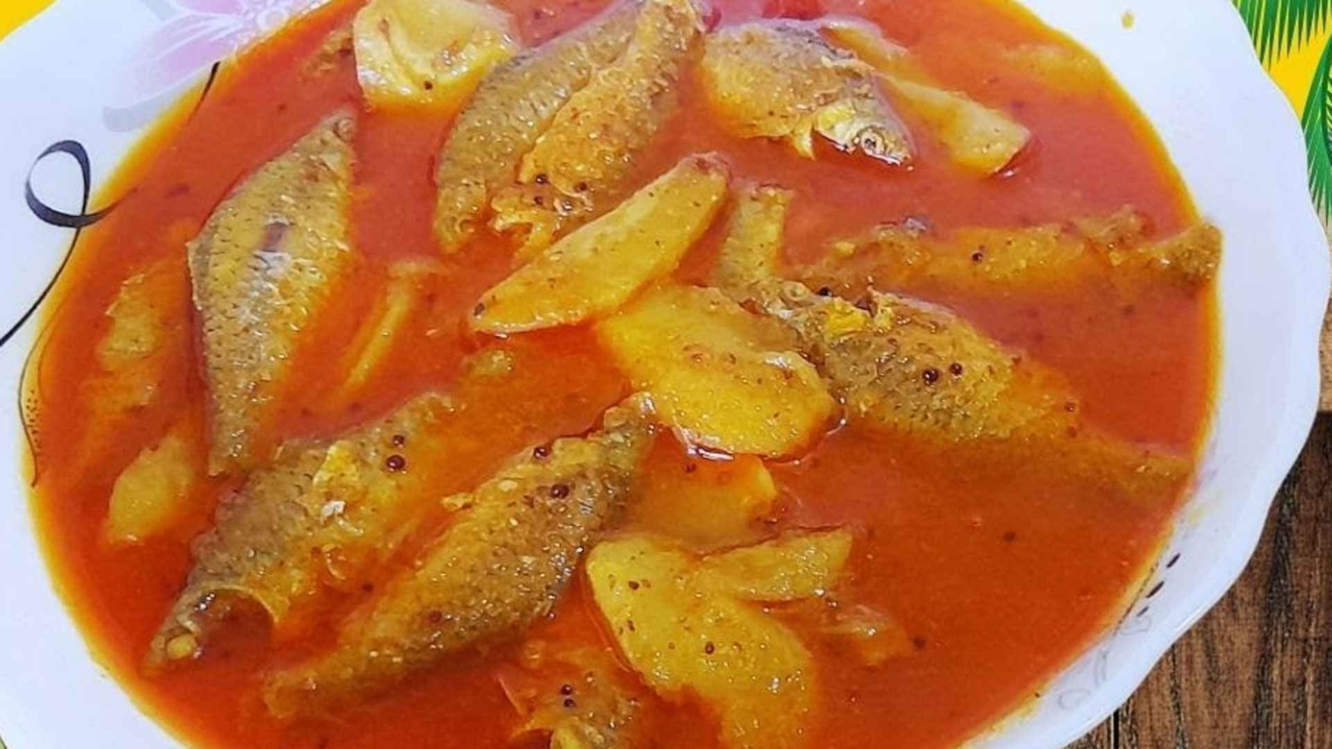 কাঁচা আম দিয়ে পুঁটিমাছের ঝোল