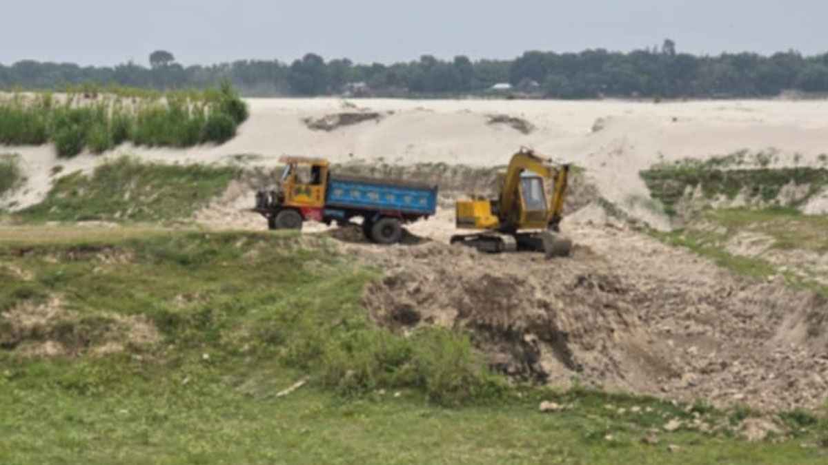 গড়াই নদী তীরের মাটি যাচ্ছে ভাটায়, এক লাখ ৫ হাজার টাকা জরিমানা