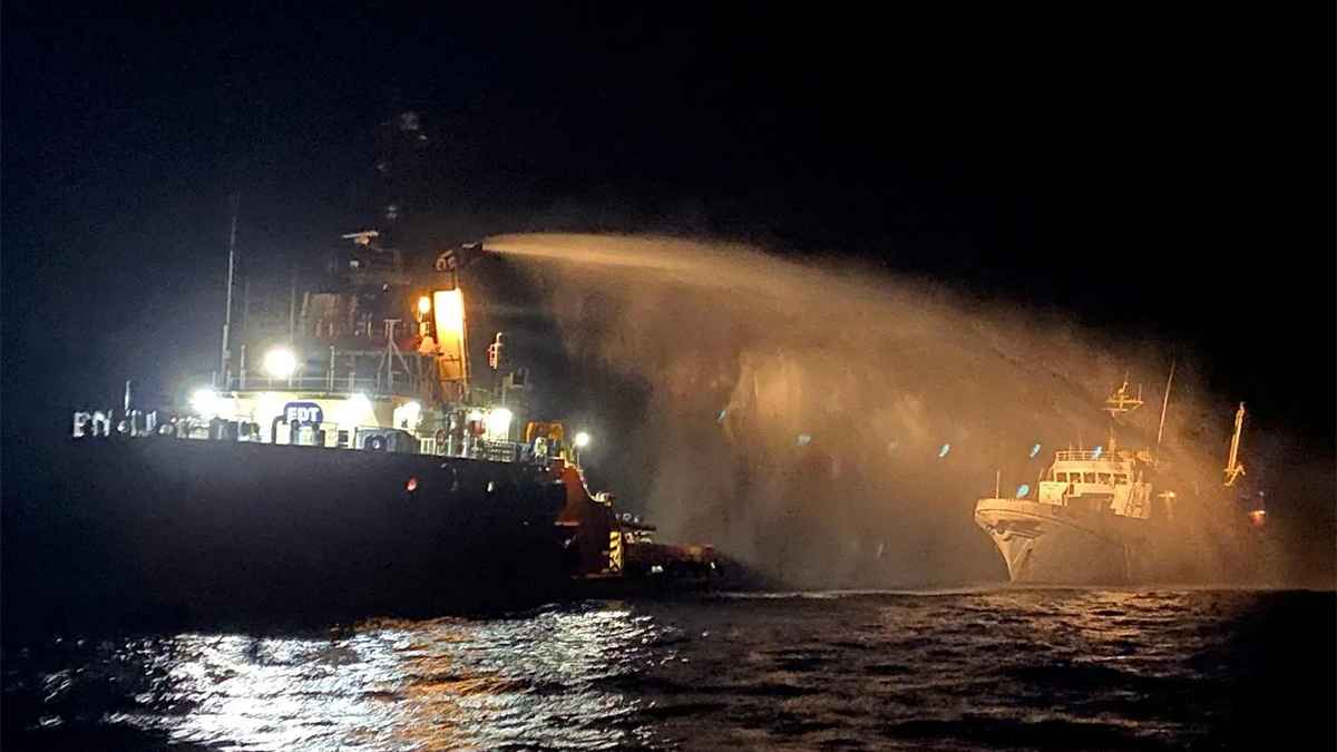 গাজায় ত্রাণ নিয়ে যাওয়ার পথে জাহাজে বোমা হামলা