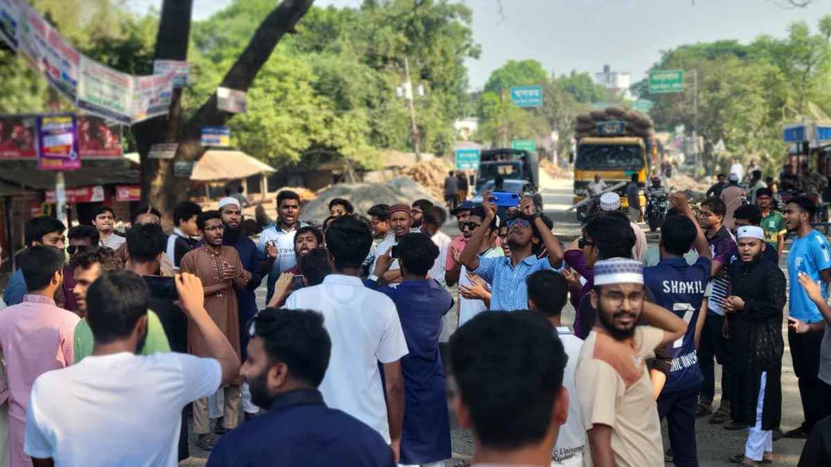 আ.লীগ নিষিদ্ধের দাবিতে উত্তাল ইবি, মহাসড়ক অবরোধ