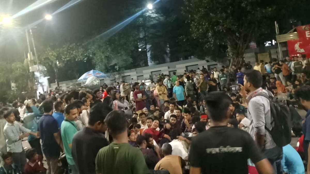 টানা ৮ ঘণ্টা রাজপথে জবি শিক্ষক-শিক্ষার্থীরা, নেই সরকারি সাড়া