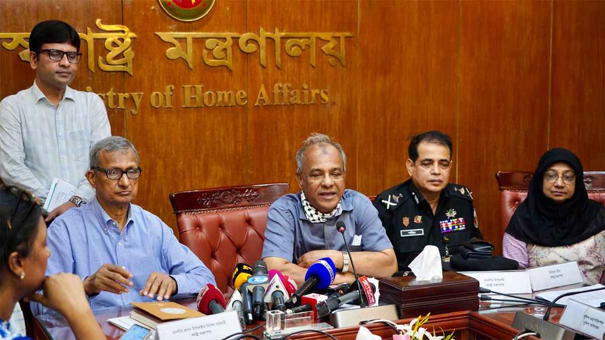 হাটের উদ্দেশে আসা গাড়ি রাস্তায় থামালে ব্যবস্থা: স্বরাষ্ট্র উপদেষ্টা