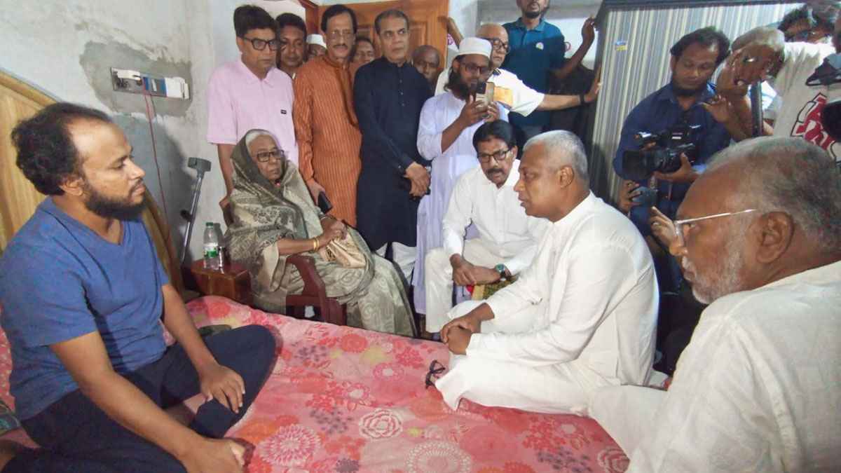 জুলাই আন্দোলনে গুলিবিদ্ধ এনামের চিকিৎসার দায়িত্ব নিলেন তারেক রহমান 