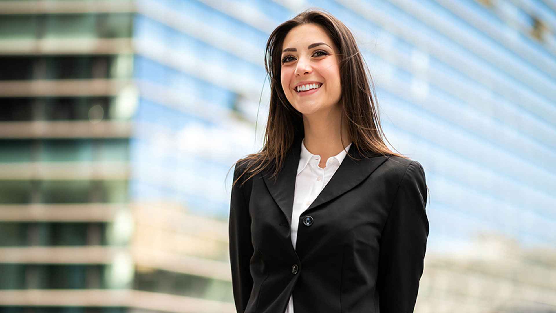 স্নাতক পাসে চাকরি দেবে মীনা বাজার