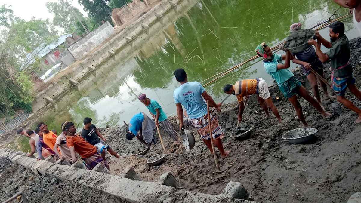 জয়পুরহাটে গ্রামবাসীর স্বেচ্ছাশ্রমে ২০০ ফুট রাস্তা ভরাট