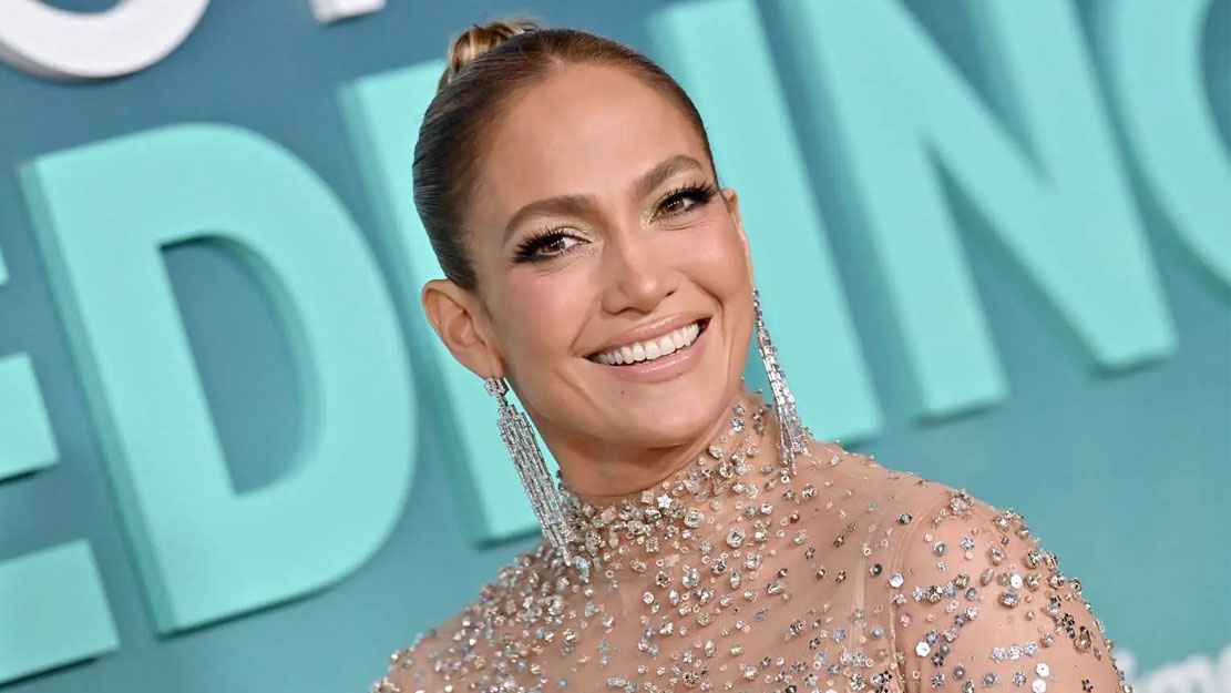 অনুষ্ঠানে নারী নৃত্যশিল্পীকে চুম্বন জেনিফার লোপেজের