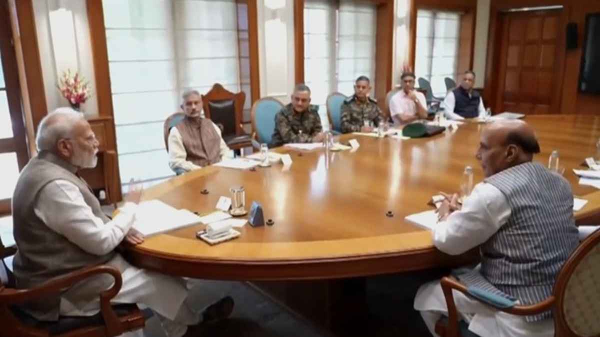 তিন বাহিনীর প্রধানকে নিয়ে উচ্চপর্যায়ের বৈঠকে মোদি