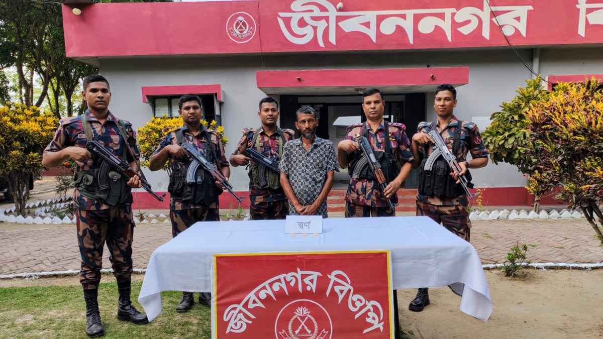 ভ্যান চালকের শরীর থেকে অর্ধ কোটি টাকার স্বর্ণের বার উদ্ধার