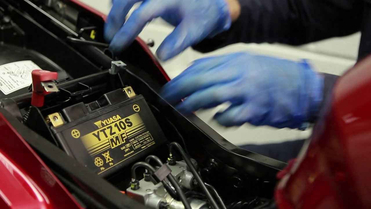 মোটরসাইকেল চালাতে কেন ব্যাটারি লাগে?