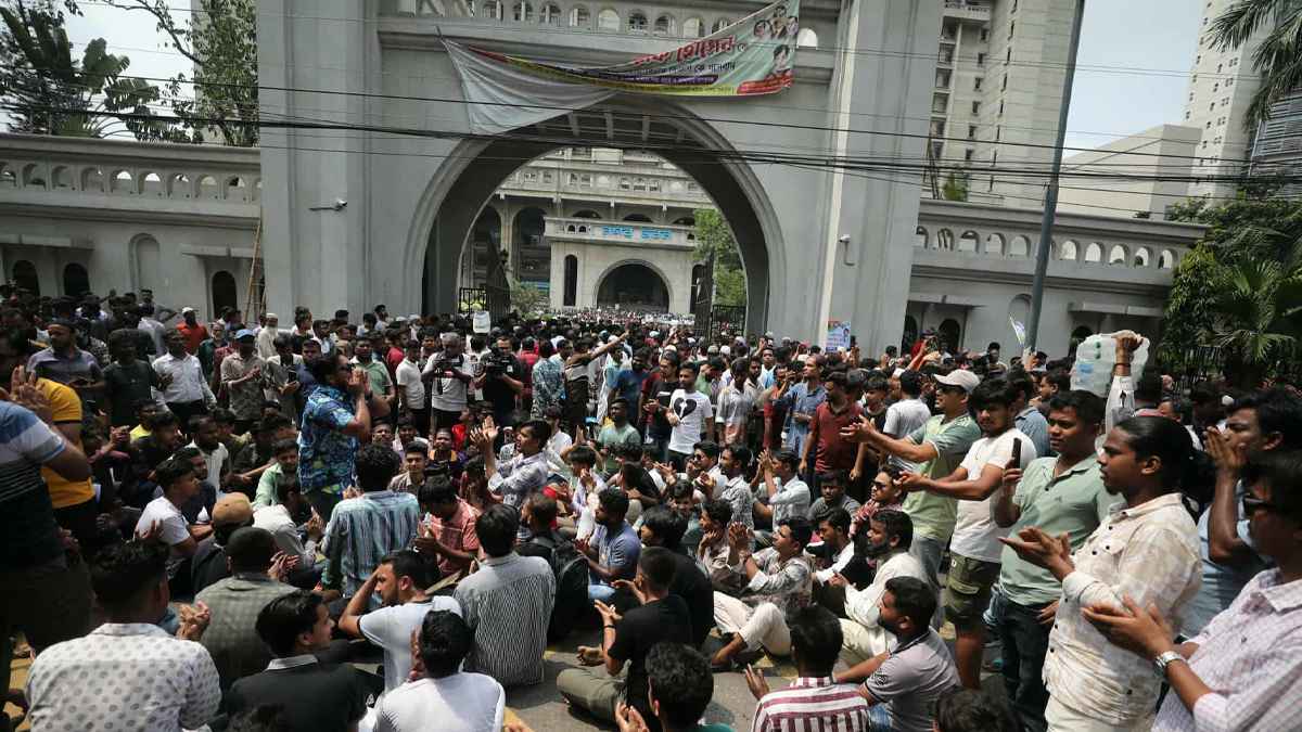 মেয়র হিসেবে ইশরাকের শপথ দাবি, নগর ভবনে বিক্ষোভ