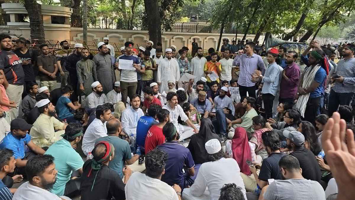 যমুনার সামনে এক কাতারে এনসিপি, শিবির ও আপ বাংলাদেশসহ আরও যারা