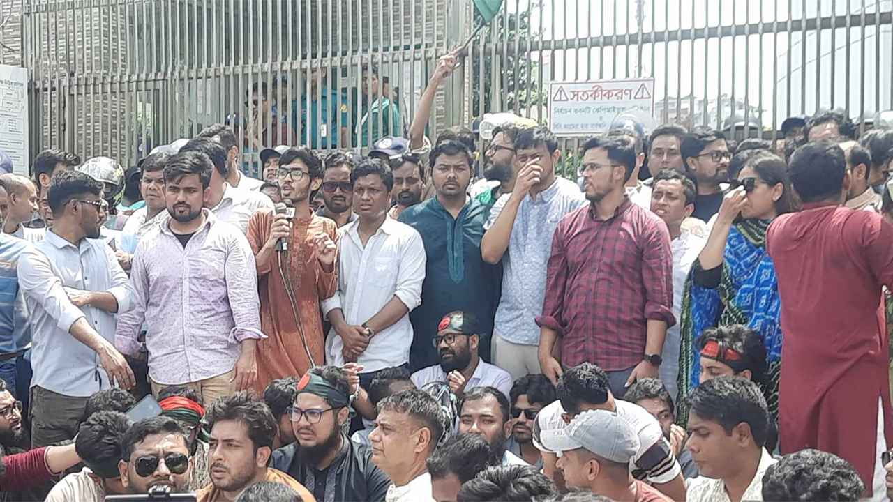 ব্যারিকেড ভেঙে ইসির ফটকের সামনে এনসিপি নেতাকর্মীরা