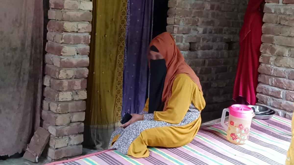 নড়াইলে বিয়ের দাবিতে প্রবাসীর বাড়িতে তরুণীর অনশন