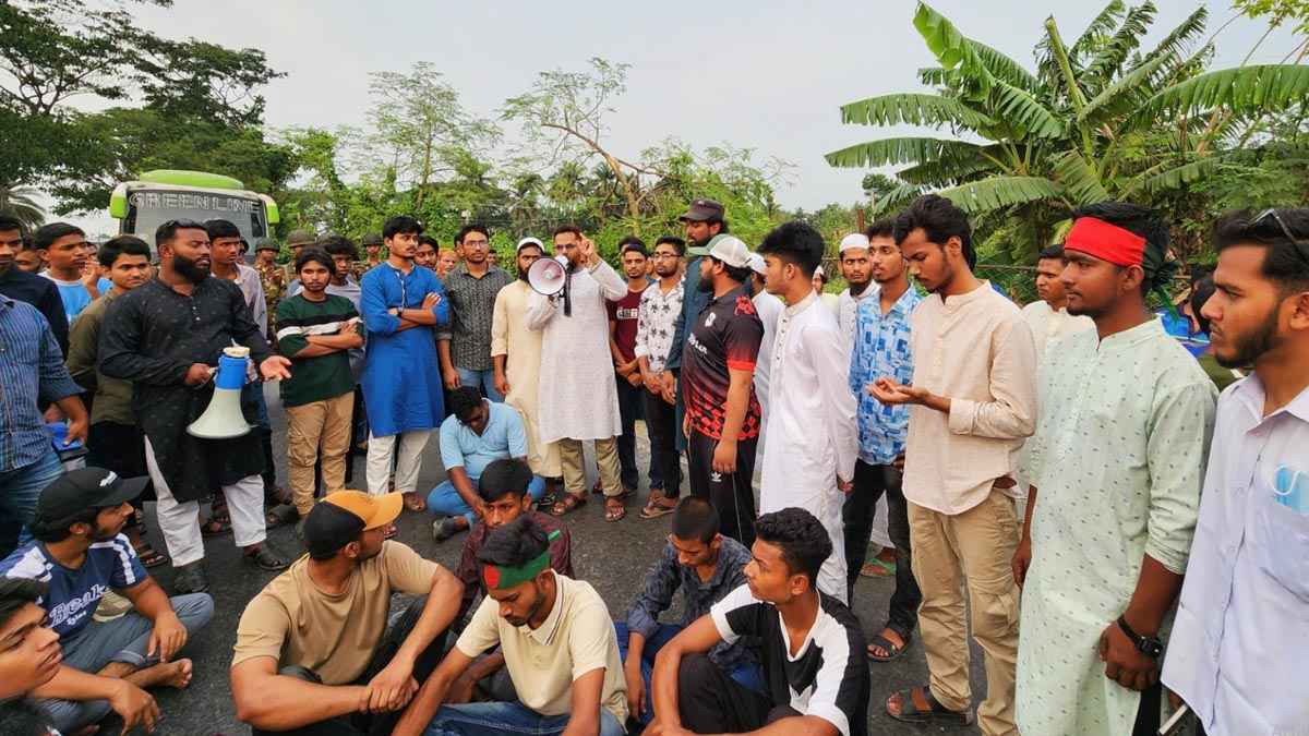 নড়াইলে আ.লীগ নিষিদ্ধের দাবিতে সড়ক অবরোধ