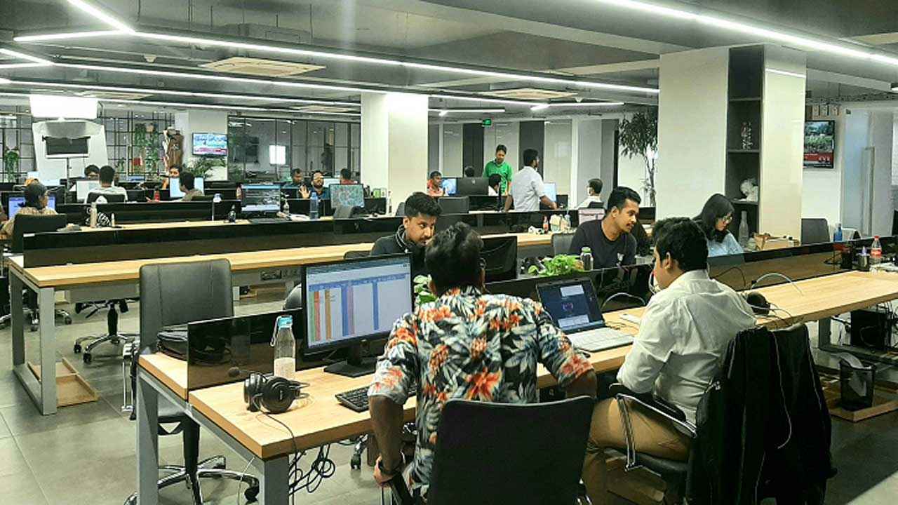 অফিস-আদালত-ব্যাংক সবই খোলা আজ