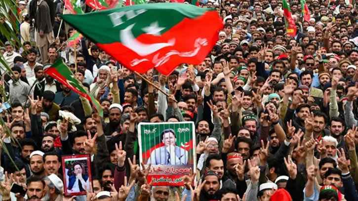 ইমরান খানের মুক্তির দাবিতে পাকিস্তানে বিক্ষোভ