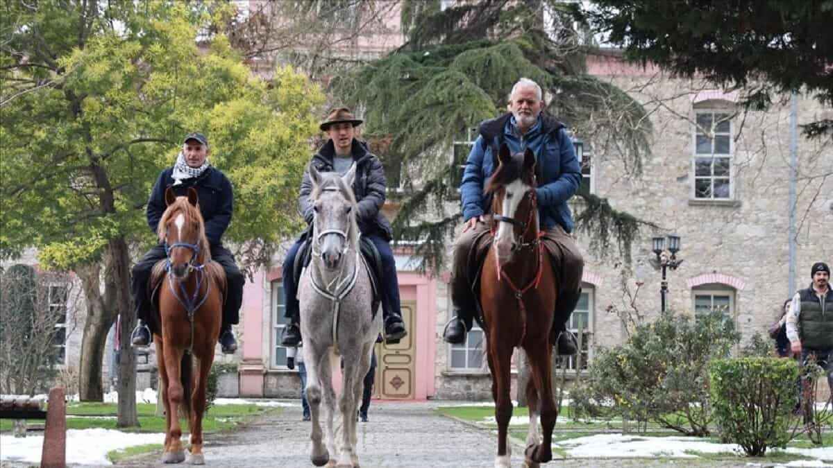 ঘোড়ায়ে চড়ে সৌদি গেলেন ৩ হজযাত্রী