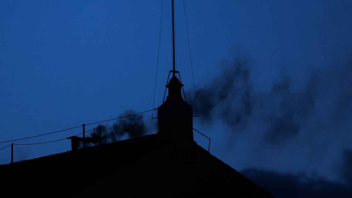 চিমনিতে কালো ধোঁয়া, প্রথম দফায় নির্বাচিত হননি নতুন পোপ