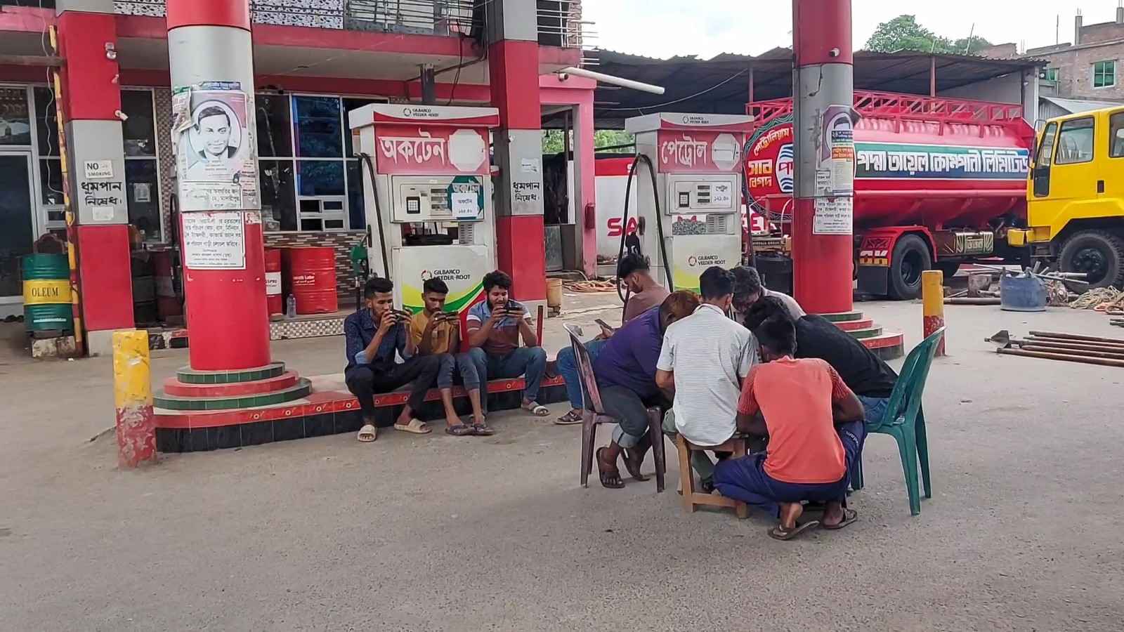 মাদারীপুরে ১০ দফা দাবিতে তেল পাম্প বন্ধ, বিপাকে ক্রেতা