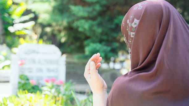 নারীরা মা-বাবার কবর জিয়ারত করতে পারবে?