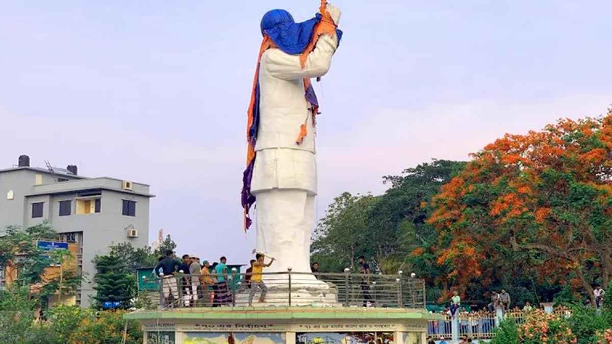 রাঙামাটিতে ভাঙা হচ্ছে শেখ মুজিবের ভাস্কর্য