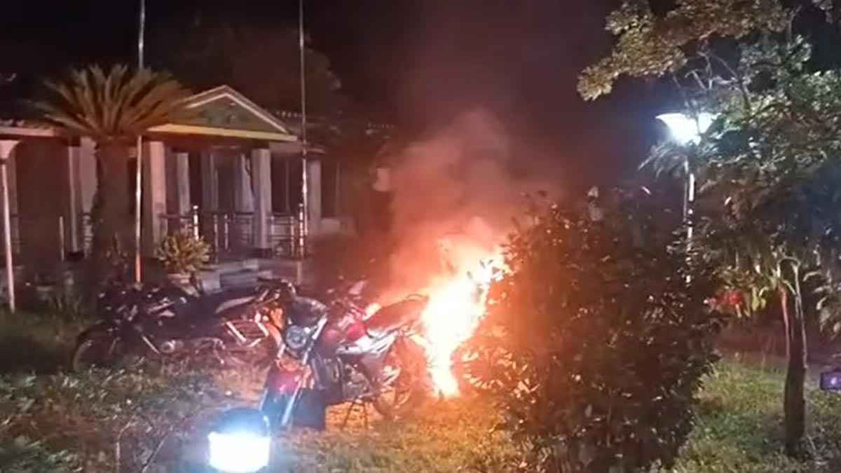 রংপুরে জিএম কাদেরের বাড়িতে হামলা ও অগ্নিসংযোগ