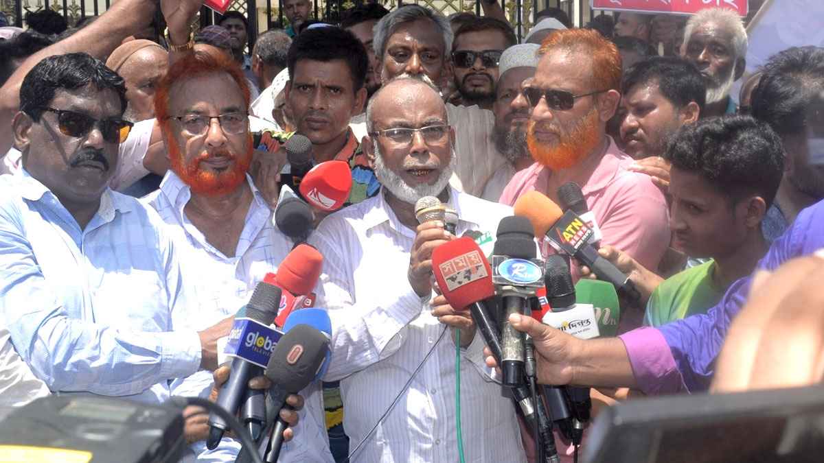 এক দেশে ক’টা আইন চলে, অপসারিত মেয়র মোস্তফার প্রশ্ন