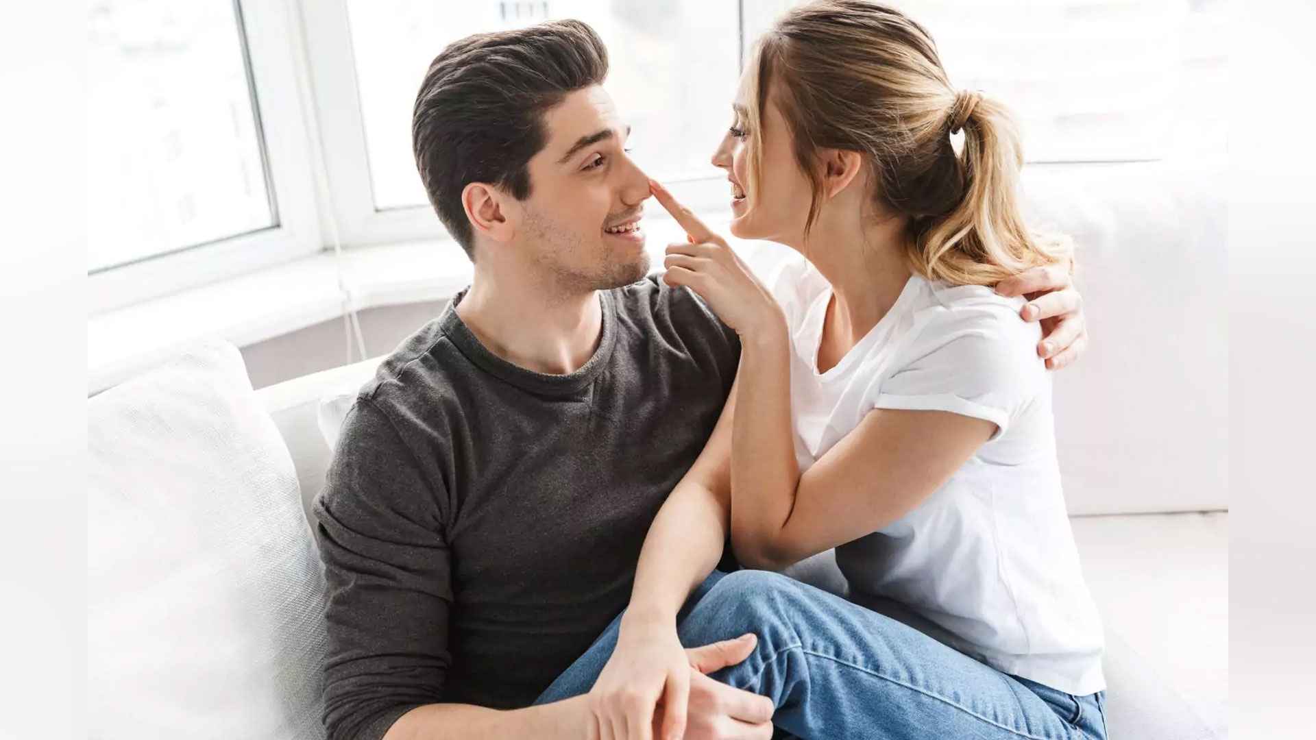 একজন পুরুষের যেসব লক্ষণে বুঝবেন তিনি আপনার প্রেমে পড়েছেন