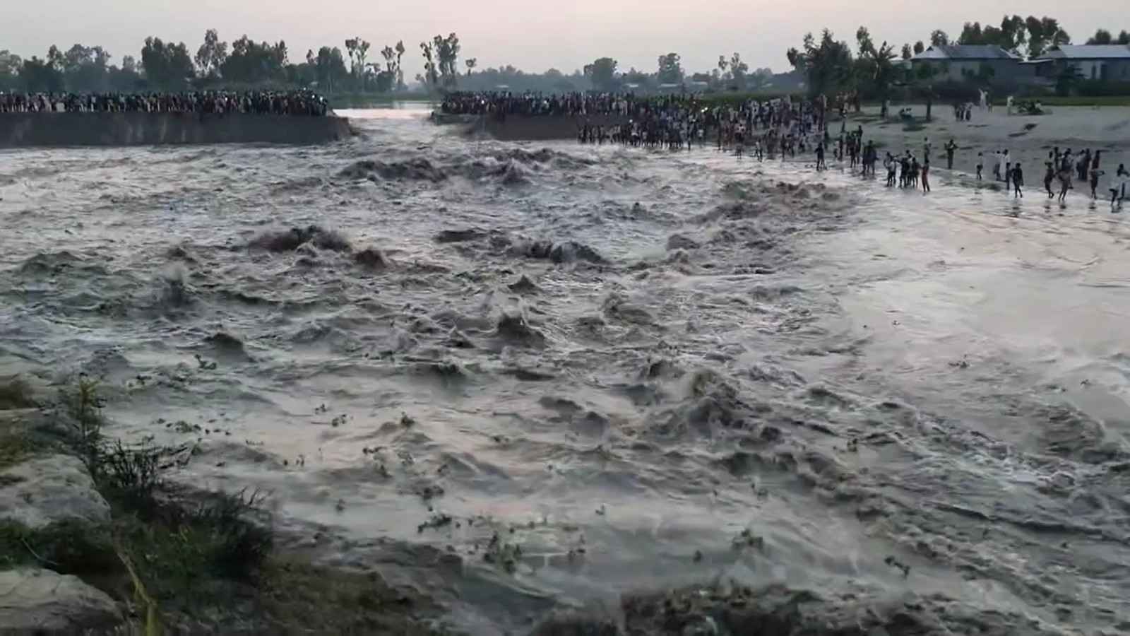 দশানী নদী থেকে পাল্টাপাল্টি বাঁধ অপসারণ, ফিরেছে পানি প্রবাহ, স্বস্তি