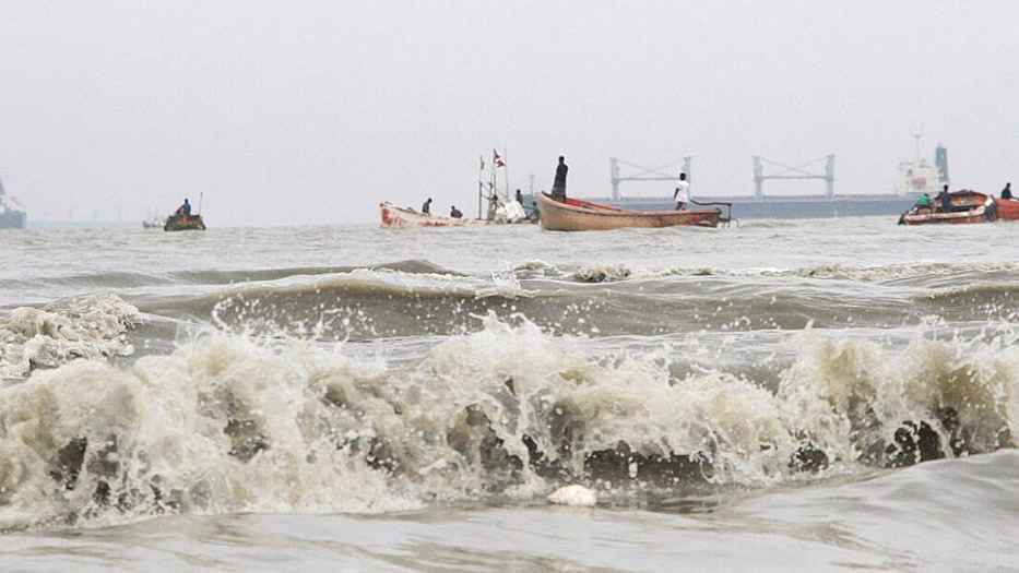 চার অঞ্চলে নদীবন্দরে সতর্কতা