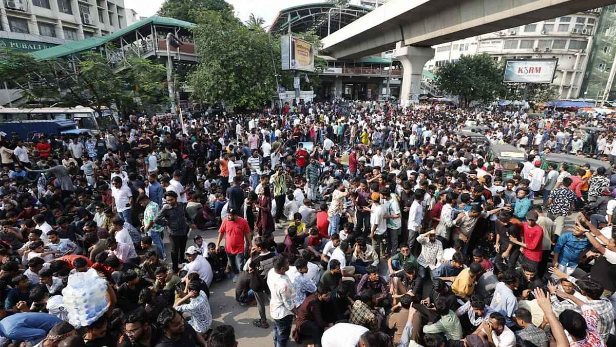 শাহবাগ মোড় অবরোধ করল ছাত্রদল