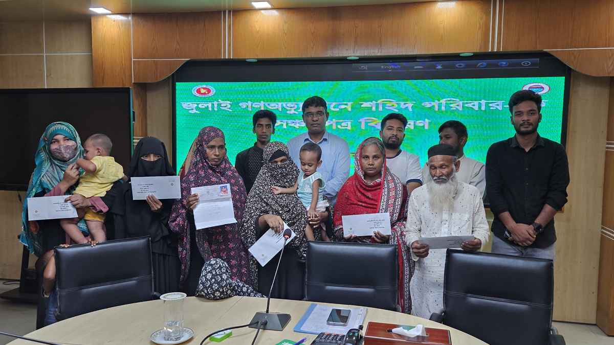 পঞ্চগড়ের পাঁচ শহীদের পরিবার পেল ১০ লাখ টাকার সঞ্চয়পত্র