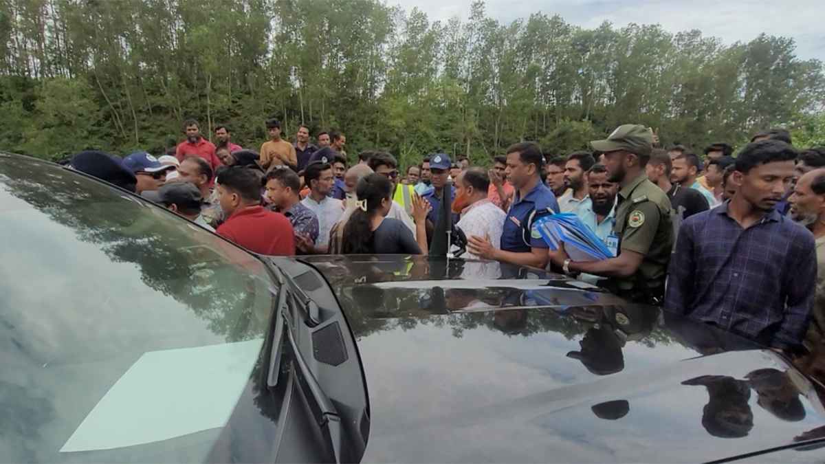 শেরপুরে পরিবেশ উপদেষ্টার গাড়ি আটকালেন স্থানীয়রা, সাংবাদিকদের ওপর হামলা
