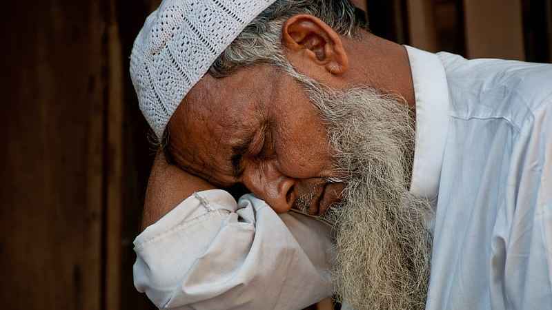 হেলান দিয়ে ঘুমালে কি অজু ভেঙে যায়?