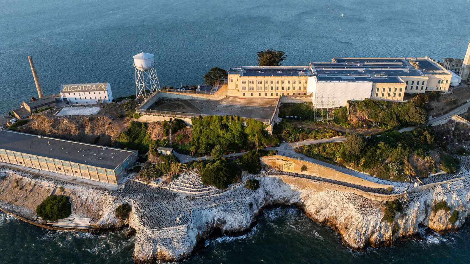 দুর্গম দ্বীপে সেই কুখ্যাত কারাগার চালুর নির্দেশ ট্রাম্পের