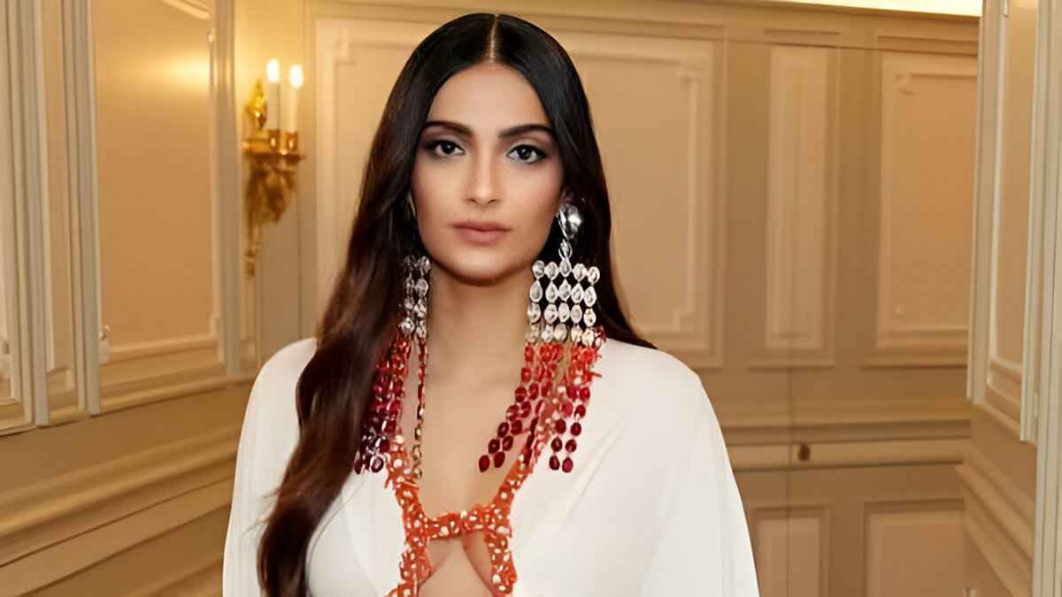 একই আকাশের নীচে গড়ে উঠেছে মন্দির, মসজিদ: সোনম