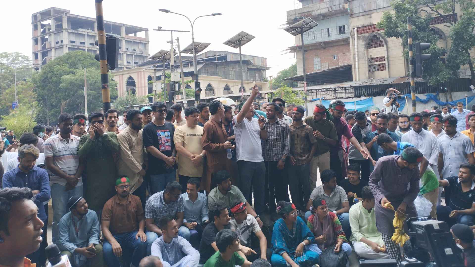 'আমাদের আন্দোলনে রেখে আপনারা এসিতে বসে থাকবেন না, দয়া করে জেগে উঠুন'