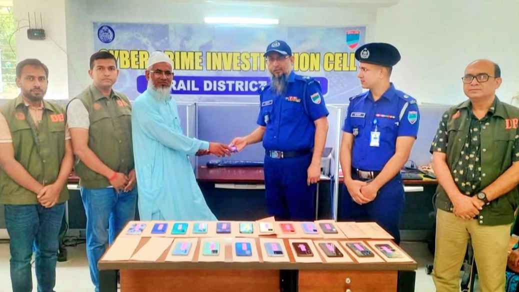 হারানো ২২টি মোবাইল উদ্ধার করে মালিকদের কাছে ফিরিয়ে দিল পুলিশ