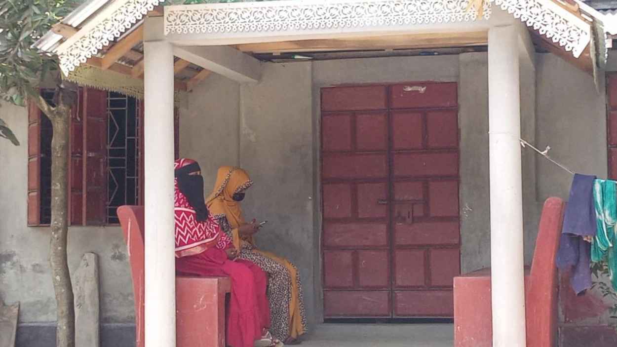 ১৬ বছরের প্রেম, বিয়ের দাবিতে প্রেমিকের বাড়িতে মাস্টার্সের ছাত্রীর অনশন