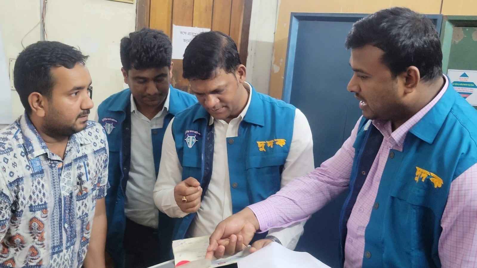 দালাল আর টাকা ছাড়া কাজ হয় না পাবনা বিআরটিএ কার্যালয়ে, দুদকের হাতে ধরা