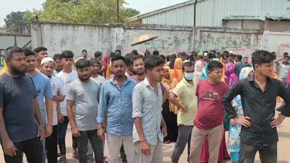 গাজীপুরে তিন কারখানায় শ্রমিকদের বিক্ষোভ
