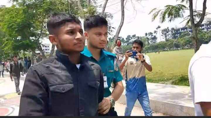 বিশ্ববিদ্যালয় ভর্তি পরীক্ষায় প্রক্সি দিতে গিয়ে ধরা ৯ম শ্রেণির ছাত্র