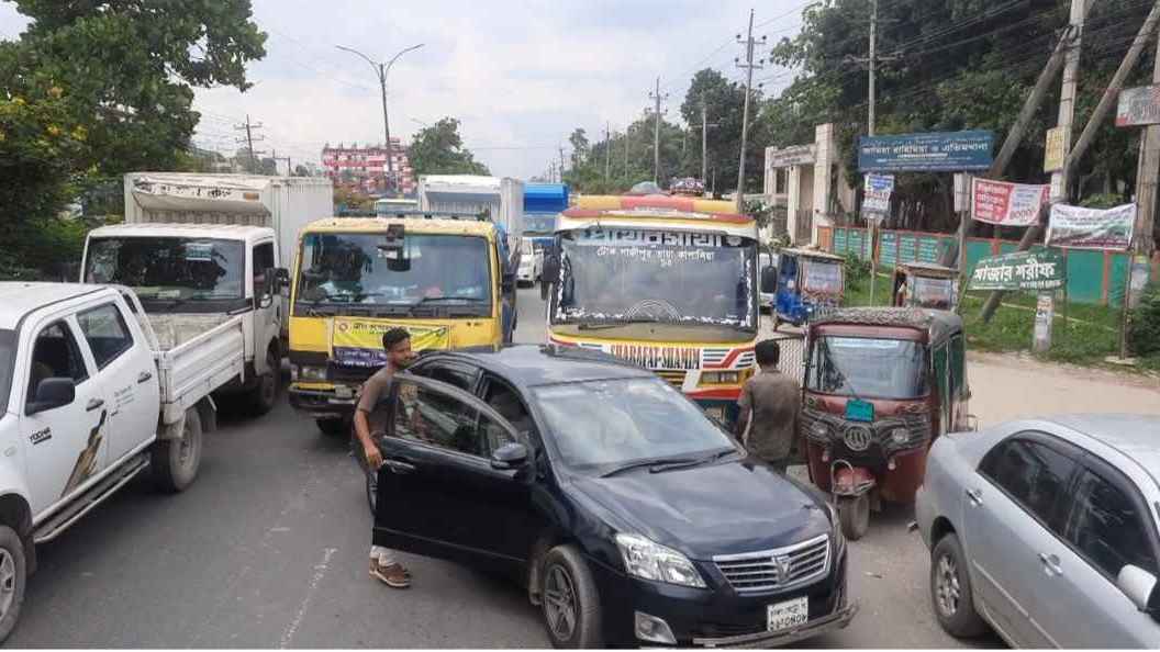 গাজীপুরে শিক্ষার্থীর মহাসড়ক অবরোধ, আড়াই ঘণ্টা পর যান চলাচল শুরু