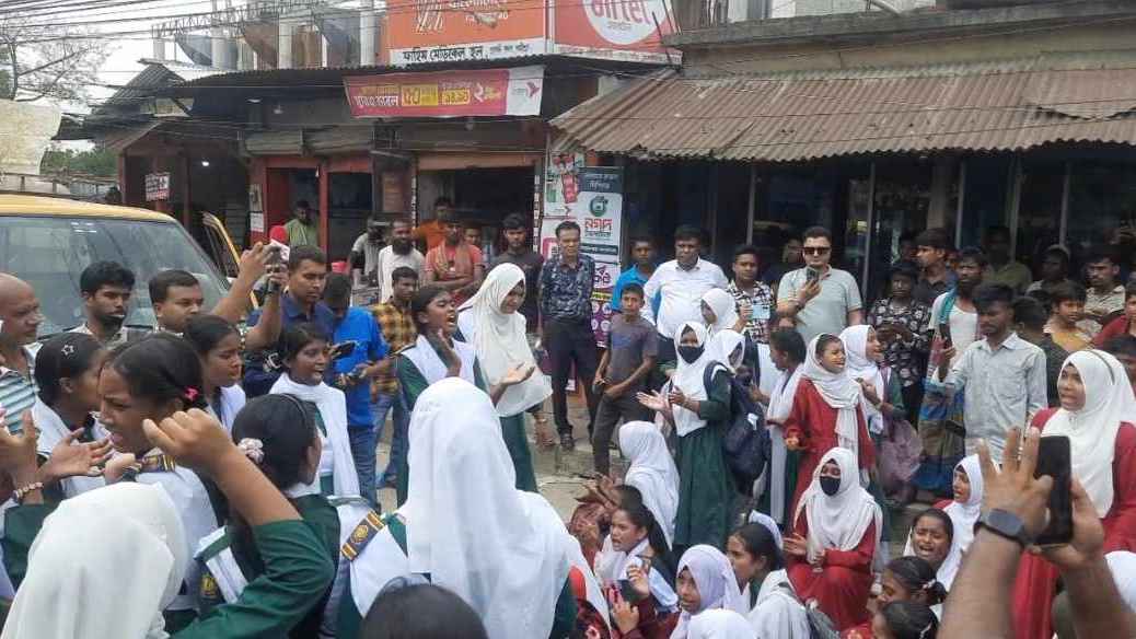 গাজীপুরে শিক্ষার্থীর নিহতের প্রতিবাদে মহাসড়ক অবরোধ, বিক্ষোভ