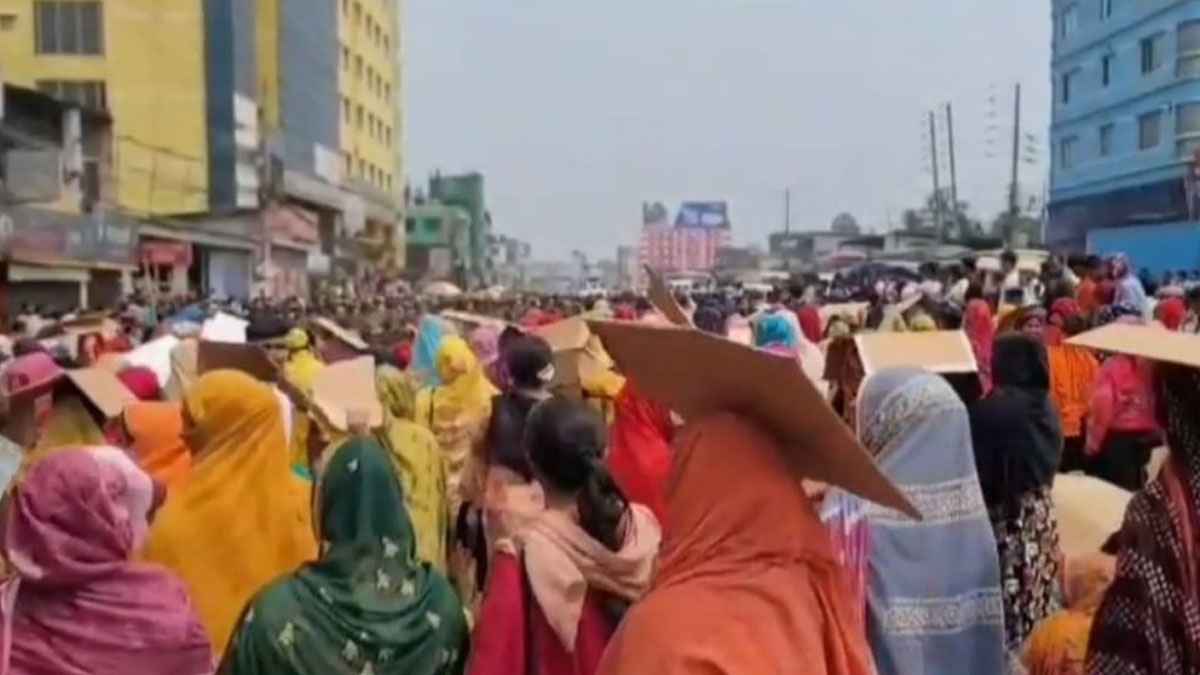 বেতন বকেয়ার প্রতিবাদে টঙ্গীতে শ্রমিকদের সড়ক অবরোধ