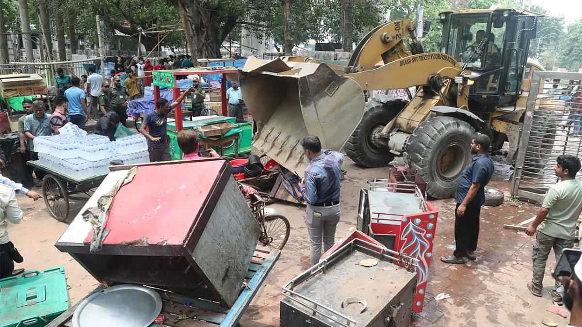 গুঁড়িয়ে দেওয়া হলো সোহরাওয়ার্দী উদ্যানের অবৈধ স্থাপনা