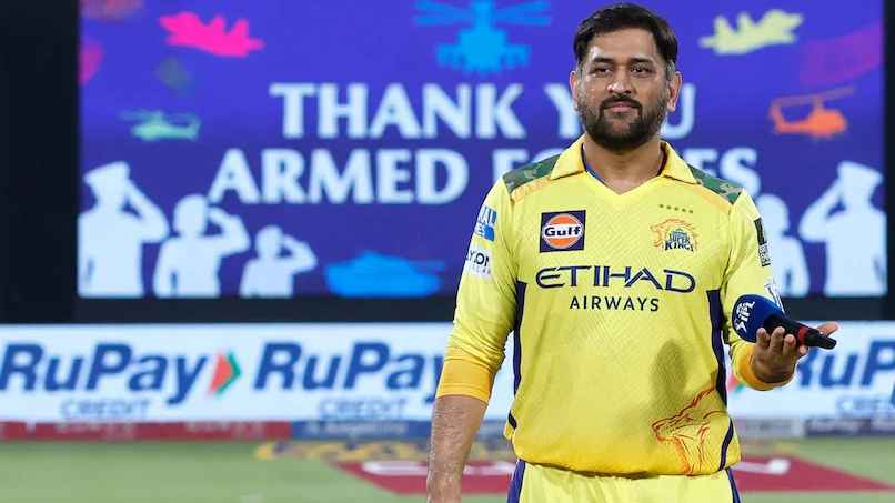 ‘ধোনির এখন সরে দাঁড়ানো উচিত’