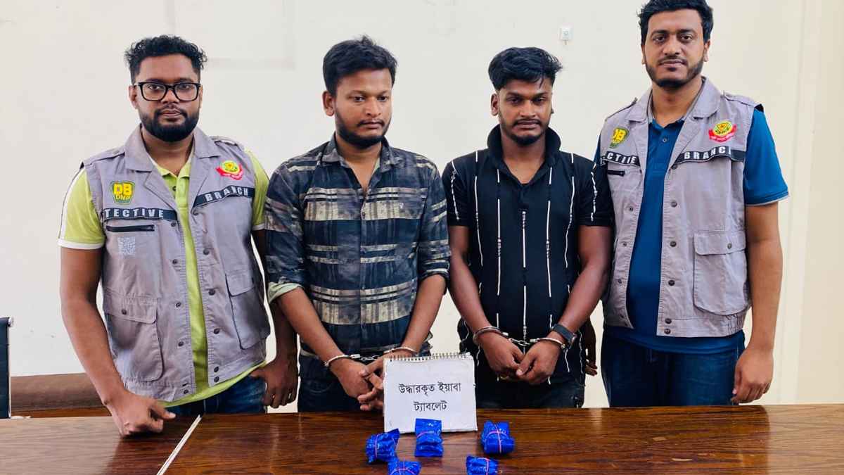 ৪ হাজার ৬০০ পিস ইয়াবাসহ দুই মাদককারবারি গ্রেফতার