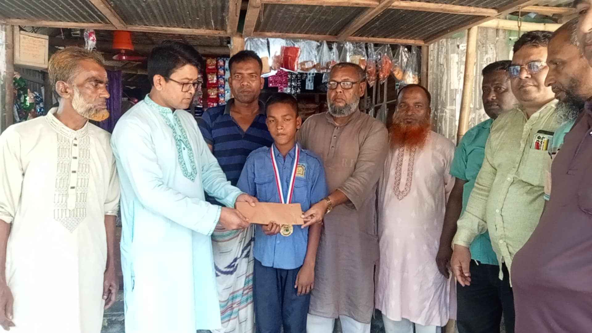 দরিদ্র মেধাবী শিক্ষার্থীর পাশে ইউপি চেয়ারম্যান