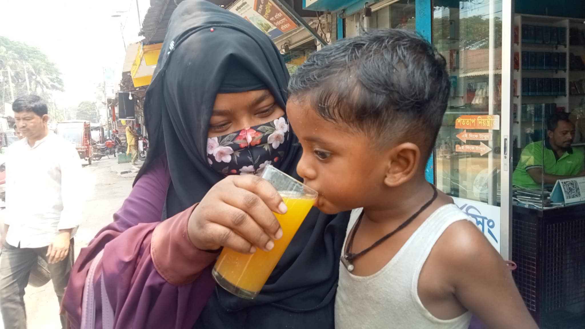 তীব্র গরমে প্রাণ জুড়াচ্ছে শরবত